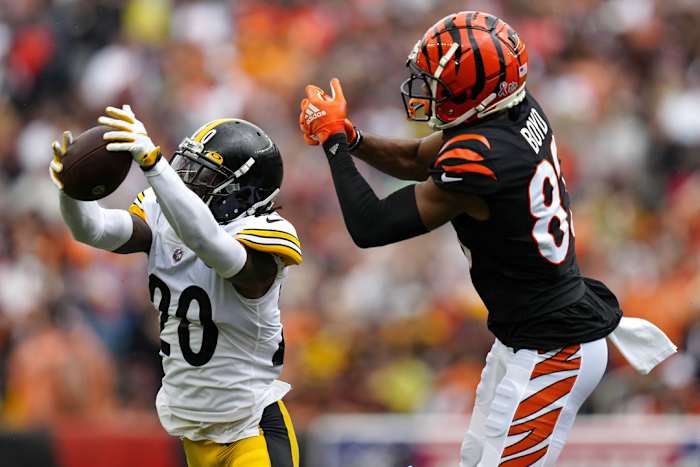 Pittsburgh Steelers Cameron Sutton intercepts a pass intended for Cincinnati Bengals Tyler Boyd.